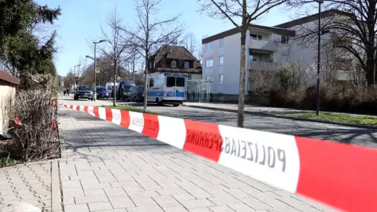 Der Einsatzort in Reutlingen ist mit einem Flatterband der Polizei abgesperrt. (Foto: Julian Rettig/dpa)