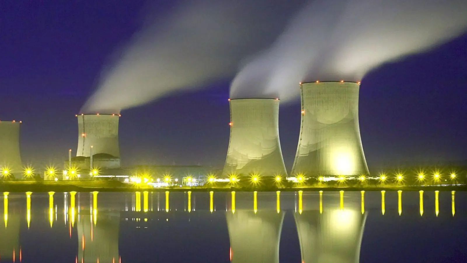 Das französische Kernkraftwerk Cattenom an der Model nahe der deutschen Grenze. Weltweit sind der Internationalen Atomenergiebehörde zufolge 415 Reaktoren zur Stromproduktion in Betrieb. (Foto: epa Karaba/EPA_FILE/dpa)