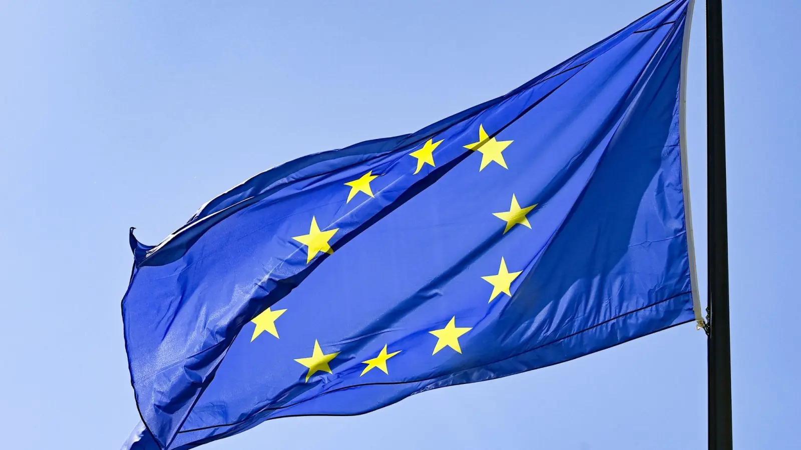 Die Flagge der EU: Um sich von fossilen Brennstoffen aus Russland zu lösen und lieber in erneuerbare Energien zu investieren, werden Gelder neu geordnet. (Foto: Jens Kalaene/dpa-Zentralbild/dpa)