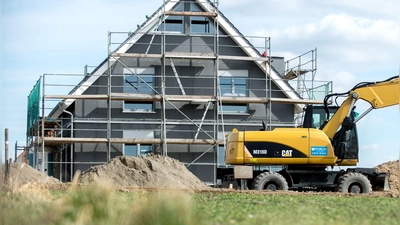 Beim Bau von klimafreundlichen Häusern kann man Hilfe vom Staat bekommen. (Archivbild) (Foto: Hauke-Christian Dittrich/dpa/dpa-tmn)