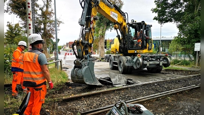 Bagger-Einsatz in der Erlbacher Straße: Am Bahnübergang wurde dort am Dienstag alter Belag abgetragen und später neu asphaltiert. Das erforderte eine Vollsperrung. (Foto: Jürgen Binder)