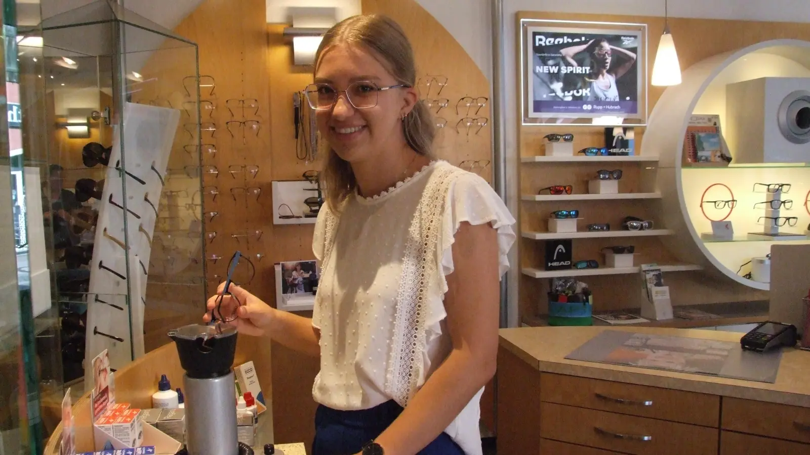 Johanna Dörr an der Ventilette: Dieses Heißluftgerät verwendet die Augenoptikerin beispielsweise, um die Bügel von Brillen zu erwärmen, damit sie leichter geformt werden können. (Foto: Jasmin Kiendl)