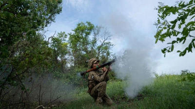 Ein ukrainischer Soldat feuert auf russische Stellungen an der Frontlinie in der Region Donezk. (Foto: Evgeniy Maloletka/AP/dpa)