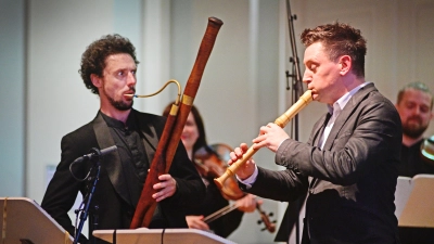 Lieferten sich einen vergnüglichen Schlagabtausch: der Fagottist Claudius Kamp und der Blockflötist Maurice Steger. (Foto: Jim Albright)