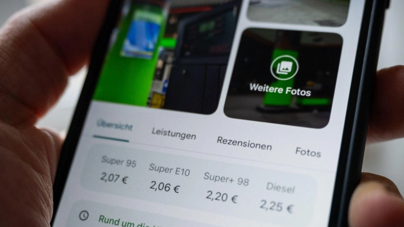 Preise auf einen Blick: In der Übersicht erscheinen die Kosten für Super, E10 und Diesel nach einem Fingertipp auf die gewünschte Tankstelle. (Foto: Zacharie Scheurer/dpa-tmn)