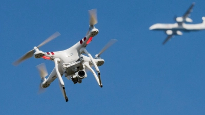 Viele Menschen vermuten Russland hinter den Drohnensichtungen. (Symbolbild) (Foto: Julian Stratenschulte/dpa)