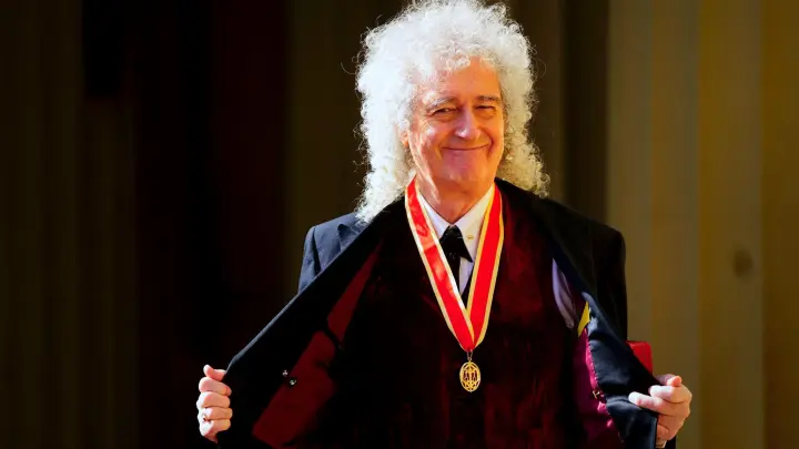 Der Queen-Gitarrist darf sich nach dem Ritterschlag jetzt Sir Brian May nennen. (Foto: Victoria Jones/PA Pool/AP)