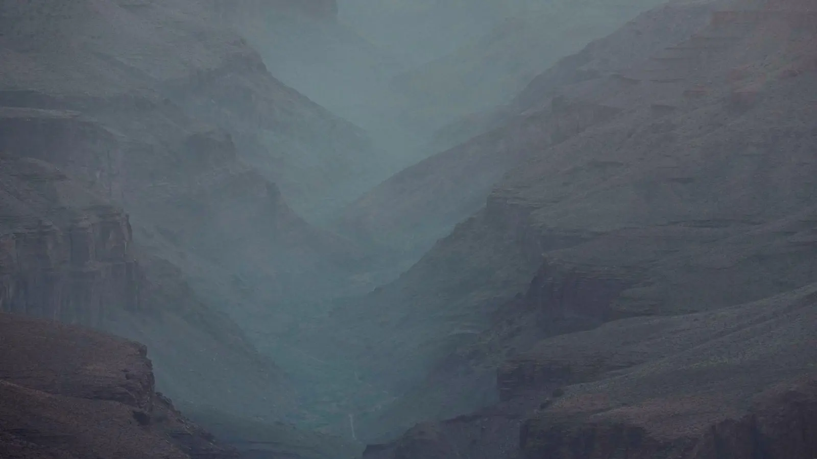Der Rauch des Dragon Bravo Feuers zieht im Grand Canyon National Park in Arizona vom North Rim den Grand Canyon hinunter. (Foto: Ross D. Franklin/AP/dpa-tmn)
