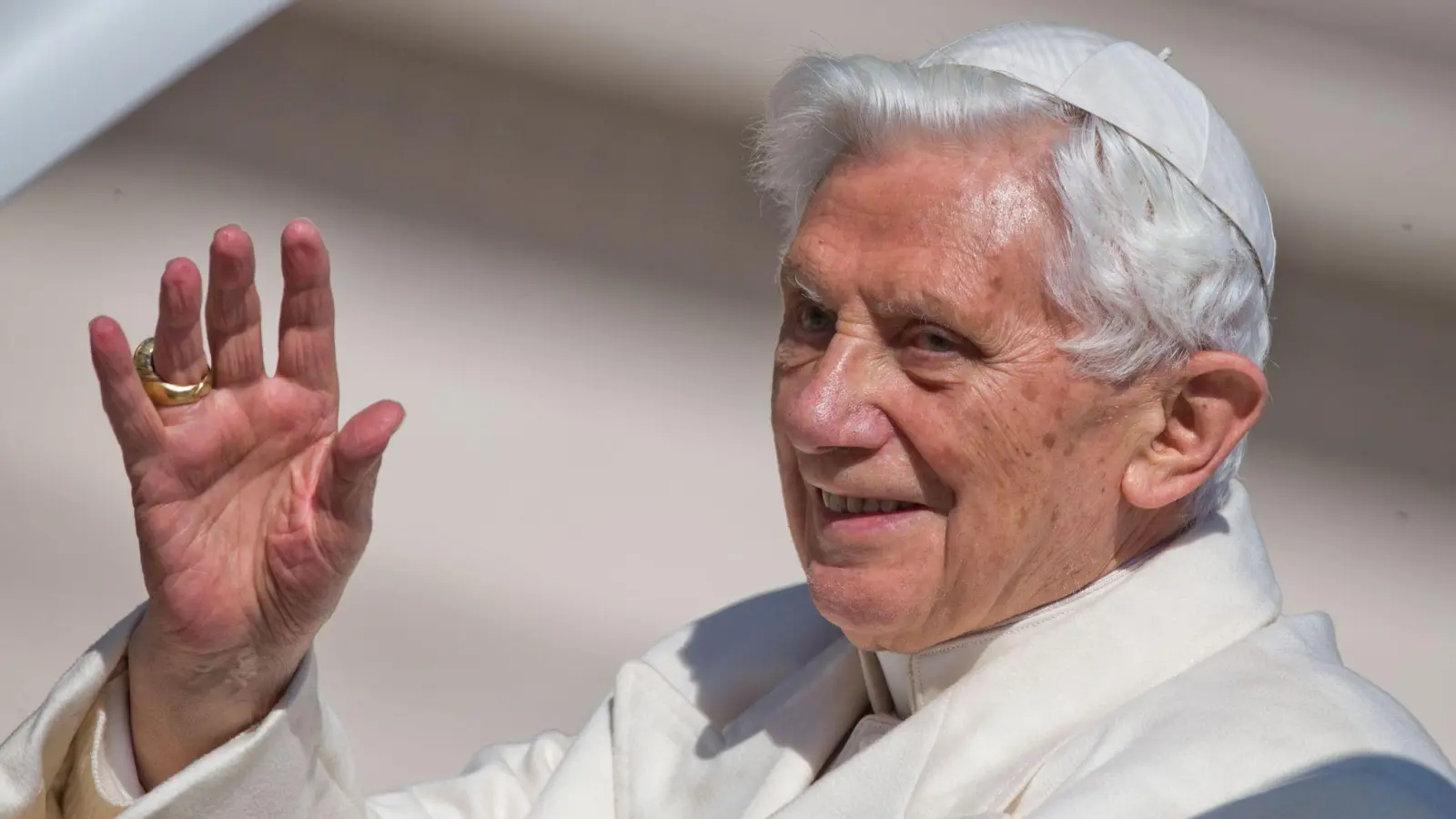 Papst Benedikt XVI. winkt bei der letzten Generalaudienz auf den Petersplatz. (Foto: picture alliance / dpa/Archivbild)
