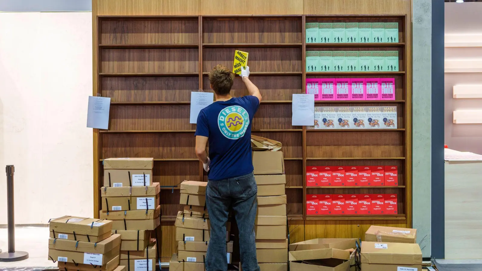 Vor allem junge Leute nehmen notgedrungen befristete Jobs an. (Symbolbild) (Foto: Andreas Arnold/dpa/dpa-tmn)