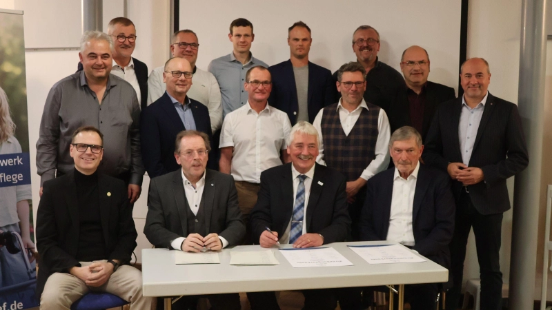 Gruppenfoto nach erfolgter Gründungsurkunden-Unterzeichnung: Die „Wir für uns” UG &amp; Still hat sich am Mittwoch in Langenfeld gegründet und mit Helmut Friedel und Reinhard Streng (sitzend, von rechts) ihr Geschäftsführer-Duo gewählt. (Foto: Andreas Reum)