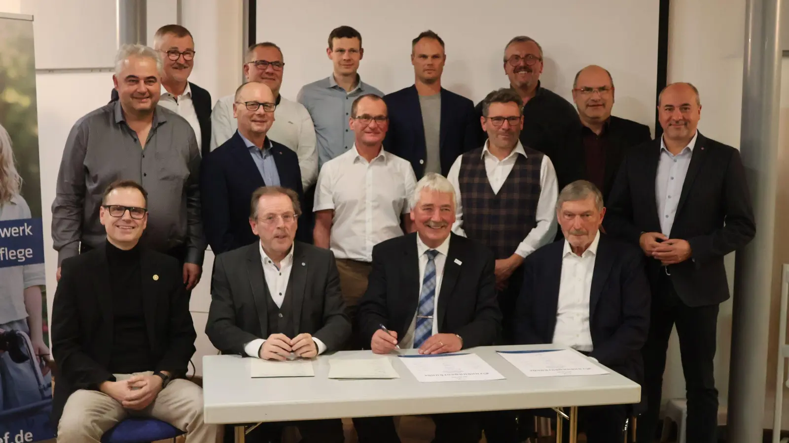 Gruppenfoto nach erfolgter Gründungsurkunden-Unterzeichnung: Die „Wir für uns” UG &amp; Still hat sich am Mittwoch in Langenfeld gegründet und mit Helmut Friedel und Reinhard Streng (sitzend, von rechts) ihr Geschäftsführer-Duo gewählt. (Foto: Andreas Reum)