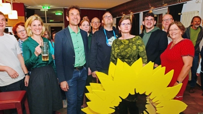 Die Spannung am Wahlabend war groß für Martin Stümpfig (grünes Hemd). Reicht es für den Landtagsabgeordneten der Grünen aus Feuchtwangen wieder? (Foto: Jim Albright)