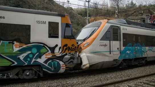 Zwei Züge im Bahnhof Montcada i Reixac: Beim Zusammenprall von zwei Vorortbahnen in  Barcelona sind rund 150 Passagiere verletzt worden. (Foto: Lorena Sopêna/EUROPA PRESS/dpa)