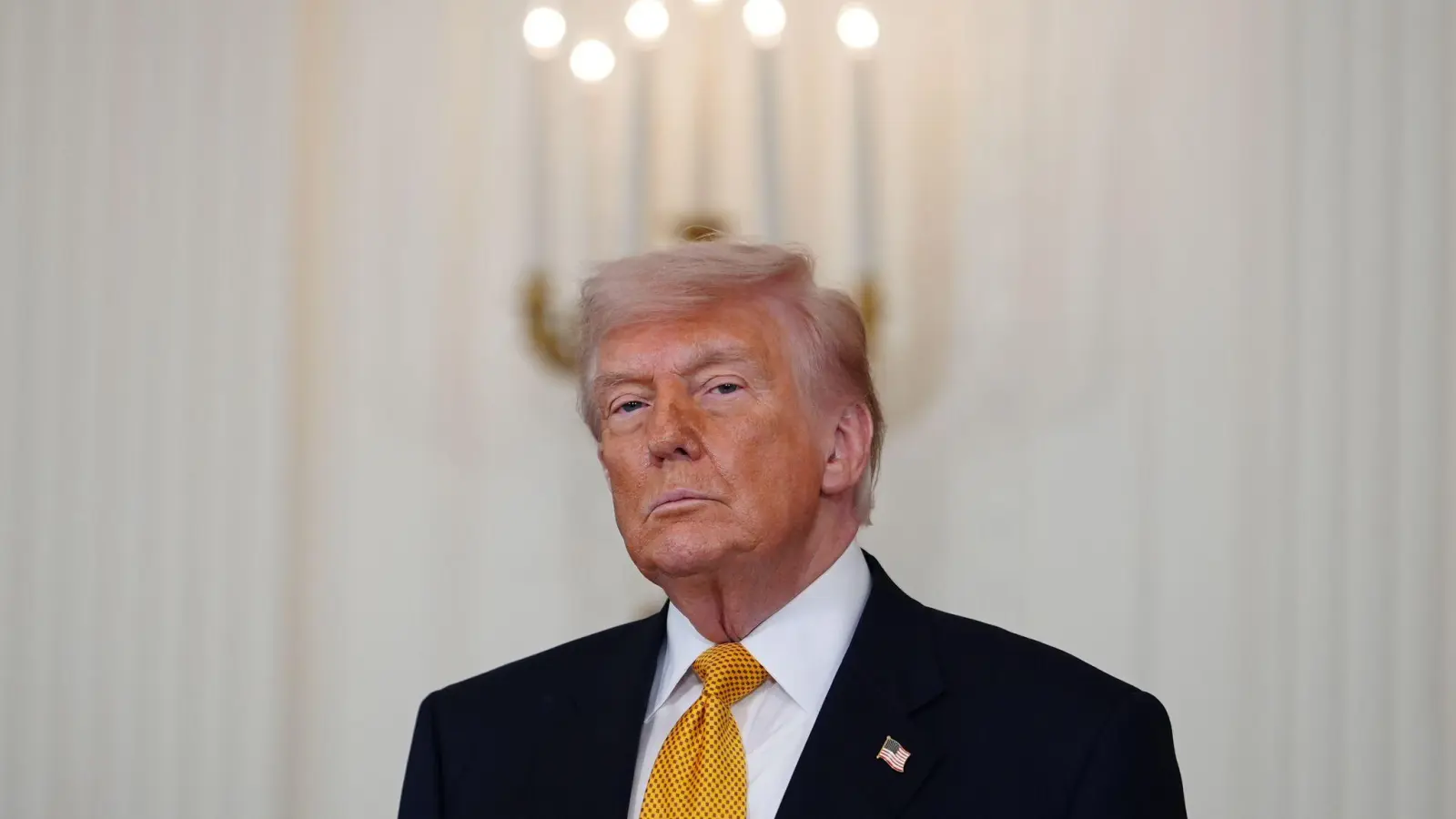 Trump gibt sich demonstrativ zuversichtlich mit Blick auf einen Deal mit dem Iran.  (Foto: Julia Demaree Nikhinson/AP/dpa)