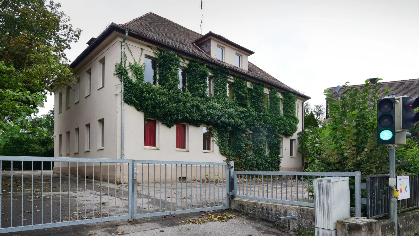 Seit Anfang August steht das alte Schulgebäude in Schalkhausen leer. Jetzt beginnen die Überlegungen zur weiteren Nutzung auf dem zentralen, städtischen Grundstück. (Foto: Irmeli Paul)