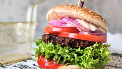 Ein Patty aus Kidneybohnen passt gut auf den Veggie-Burger. „Öko-Test“ hat 17 vegane Patties unter die Lupe genommen. (Foto: Doreen Hassek/haupstadtkueche.blogspot.com/dpa-tmn)