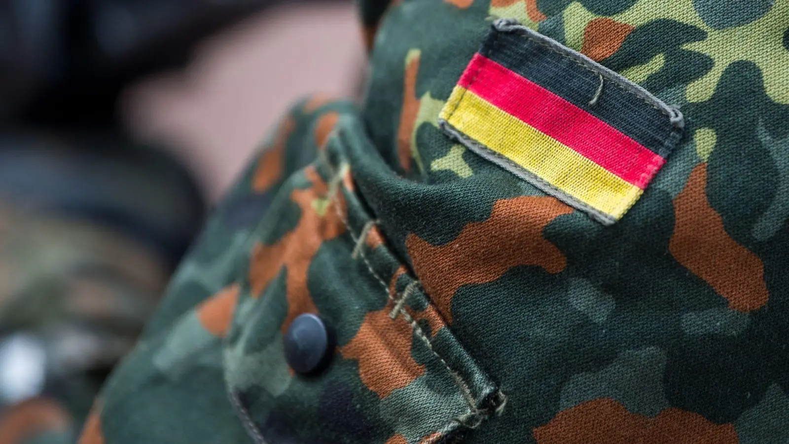 Soldaten der Bundeswehr sollen in Schwaben ein Ferienprogramm für Kinder anbieten. Die GEW hält davon nichts. (Symbolbild) (Foto: Monika Skolimowska/dpa-Zentralbild/dpa)