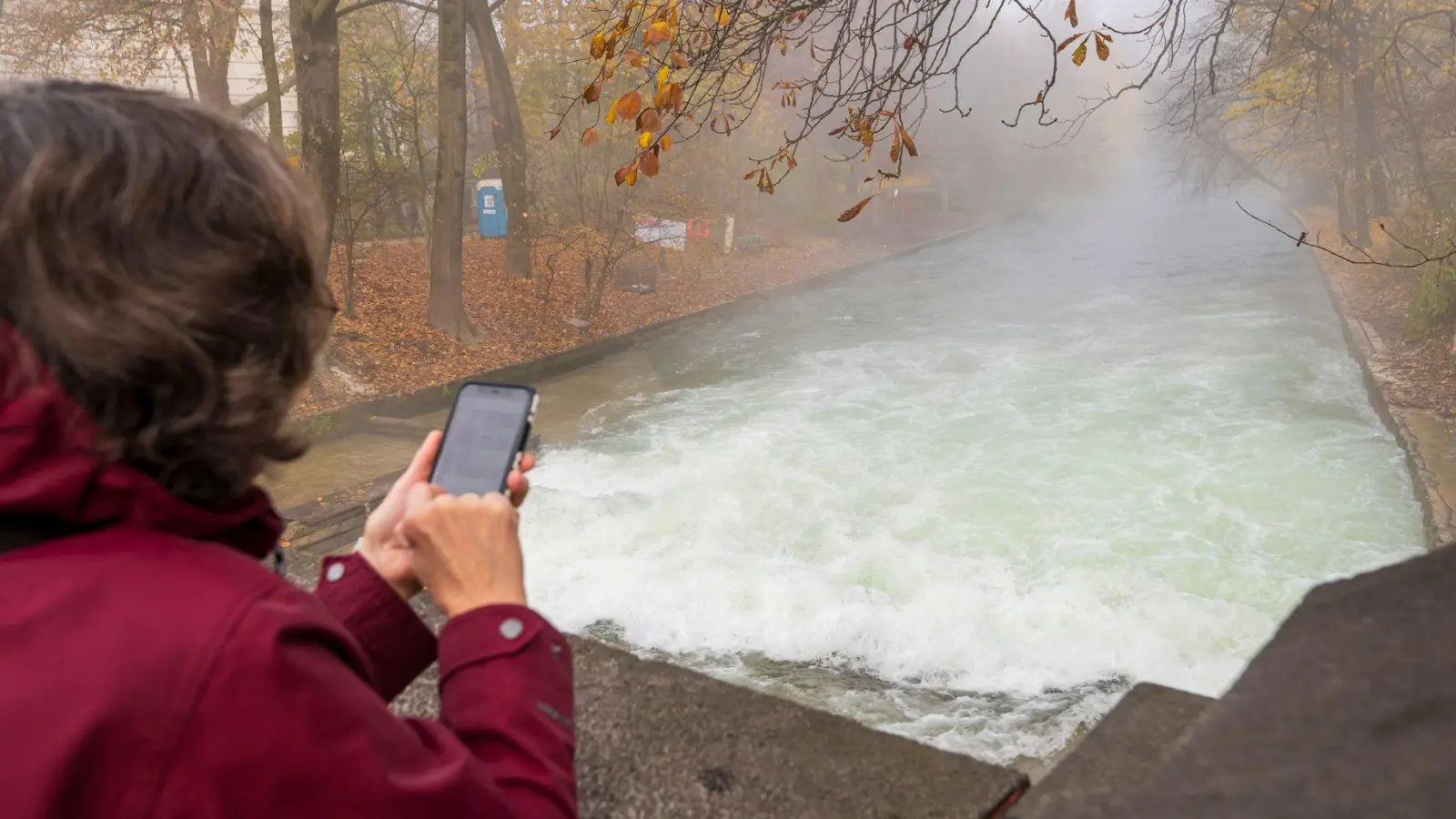 Statt einer Welle ist nur noch ein schäumender Wasserteppich zu sehen. (Foto: Peter Kneffel/dpa)