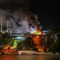 Eine Lagerhalle brennt in Ulm. (Foto: Marius Bulling/onw-images/dpa)