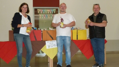 Rektorin Ursula Appel (Grundschule) Tafel-Vorsitzender Thomas Nicol und Direktor Hermann Schmelzer (Mittelschule; von links) bei der Spendenübergabe. (Foto: Martina Hinkelmann)