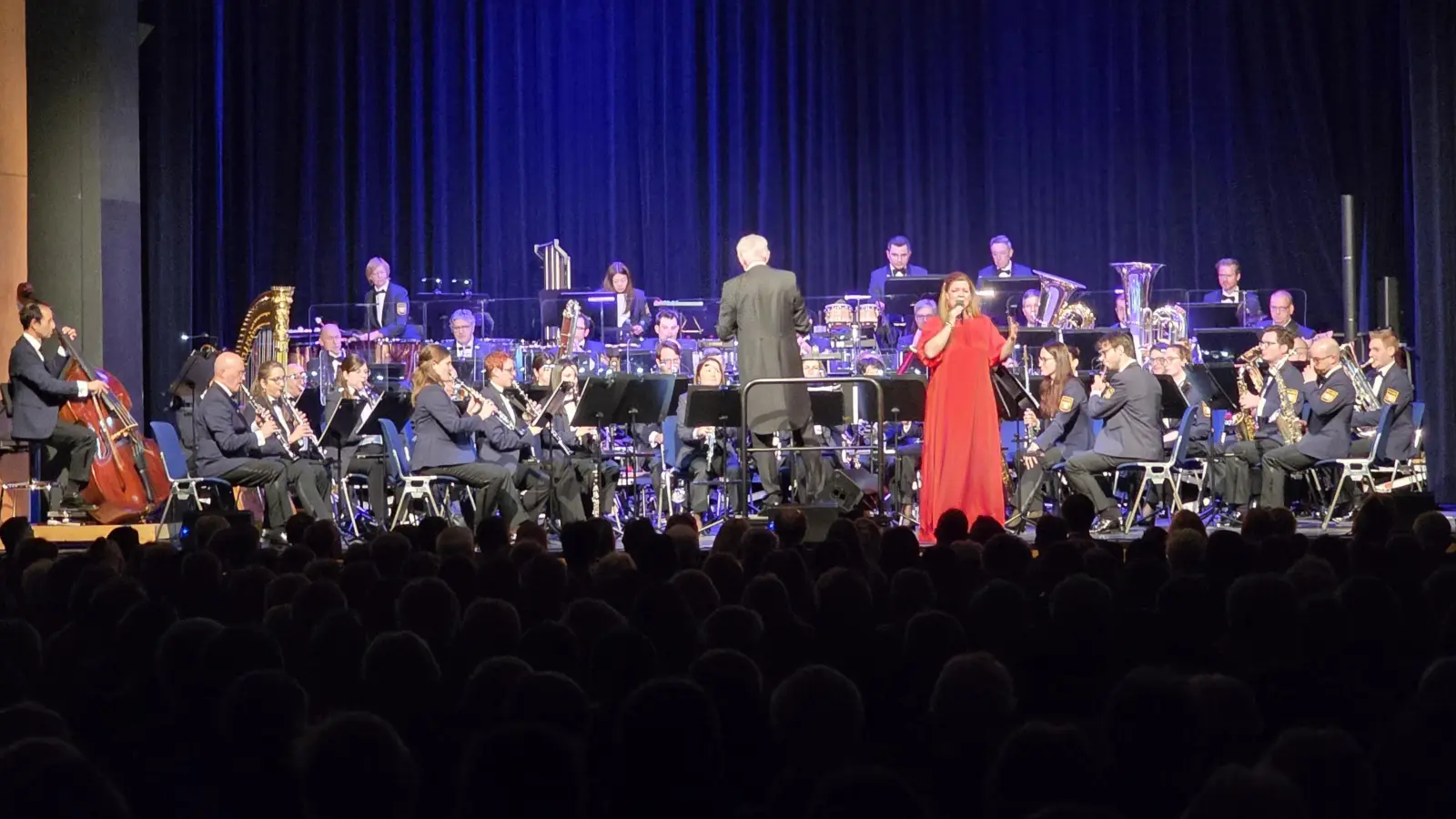 Das Polizeiorchester und die Gesangssolistin Simone Kopmajer begeisterten im Kur- und Kongress-Center in Bad Windsheim. (Foto: Hans-Bernd Glanz)