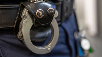 Die Polizei nahm die Frau fest und brachte sie in eine psychiatrische Einrichtung. (Symbolbild)  (Foto: Peter Kneffel/dpa)