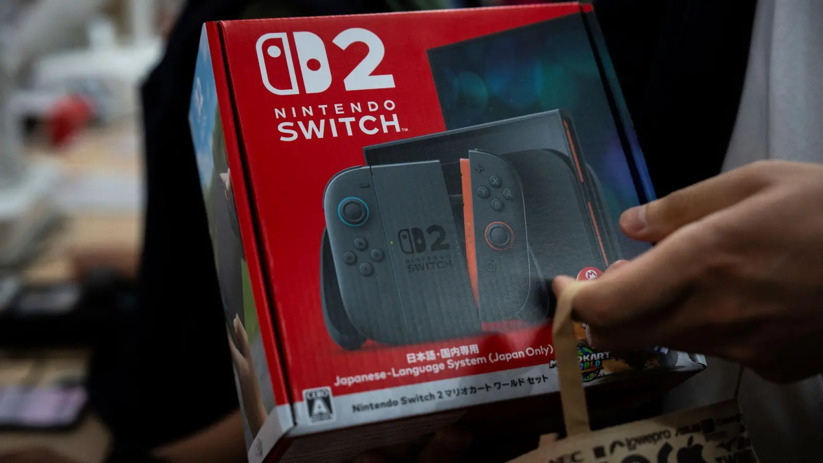 Schon die Vorbestellungen der Switch 2 waren schnell ausgeschöpft. (Archivbild) (Foto: Louise Delmotte/AP/dpa)