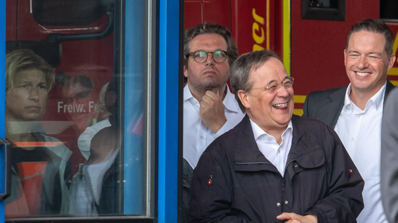 Der Laschet-Moment. Der damalige Unionskanzlerkandidat Armin Laschet (CDU) lachte nach der Ahrtal-Katastrophe bei einem Besuch der Region im Juli 2021, während Bundespräsident Frank-Walter Steinmeier sich zu dem Unglück äußerte. (Archivbild) (Foto: Marius Becker/dpa)