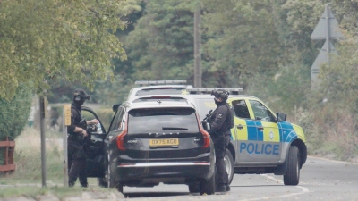 Die Polizei hatte in der Nähe des britischen Luftwaffenstützpunkts fünf Männer festgenommen.  (Foto: Ben Birchall/PA Wire/dpa)