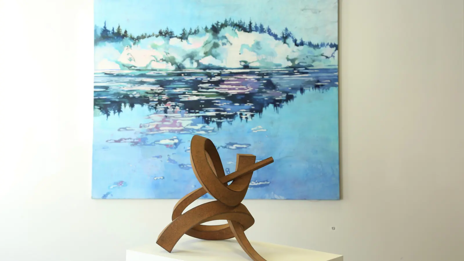 Zwei Exponate der Heilsbronner Ausstellung „Gegenwelten”, die Werke des Bildhauers Faxe Müller und der Malerin Gisela Krohn zeigt. (Foto: Martina Kramer)