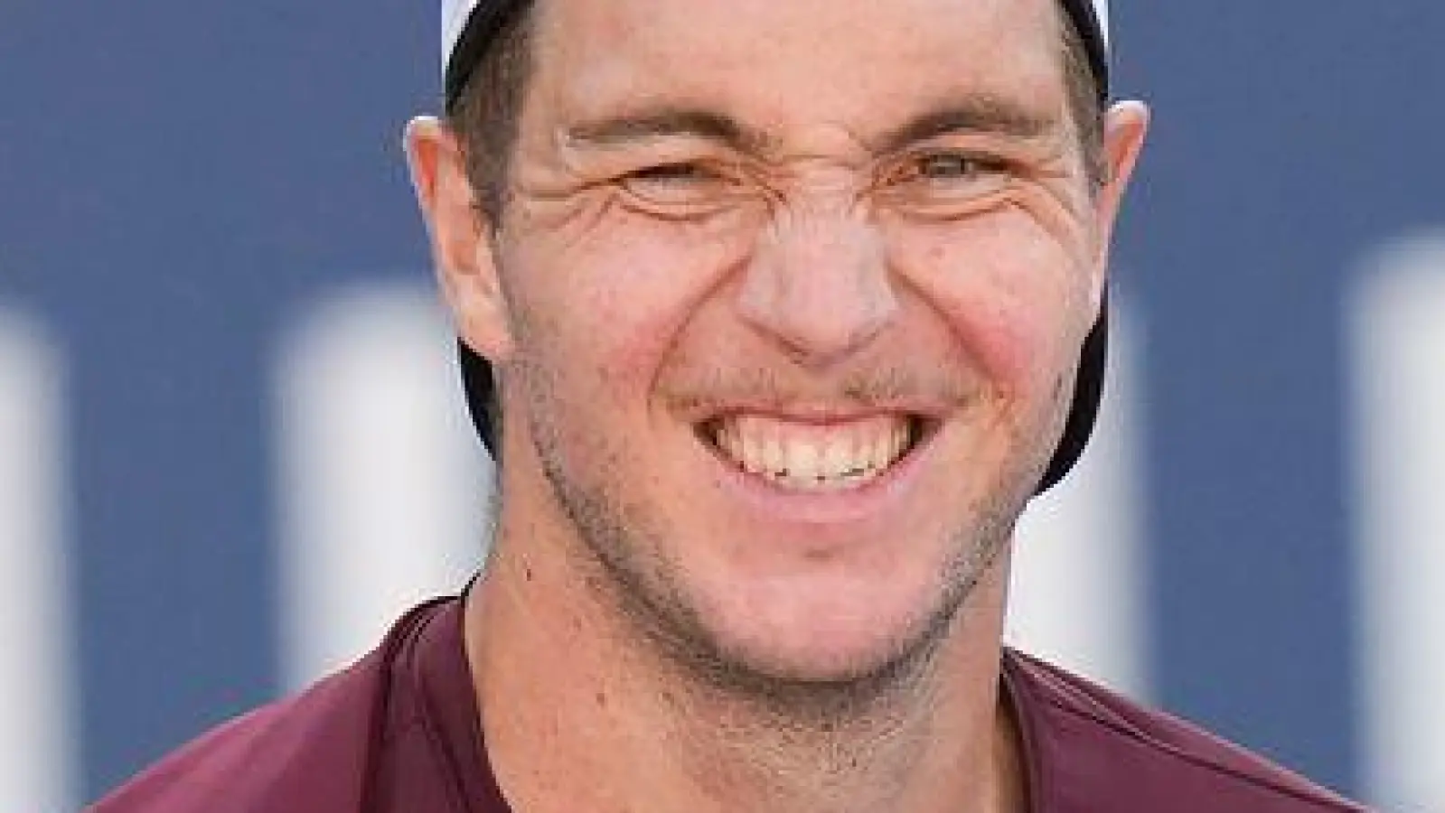 Was für eine Überraschung: Jan-Lennard Struff freut sich über seinen Achtelfinaleinzug. (Foto: Seth Wenig/AP/dpa)