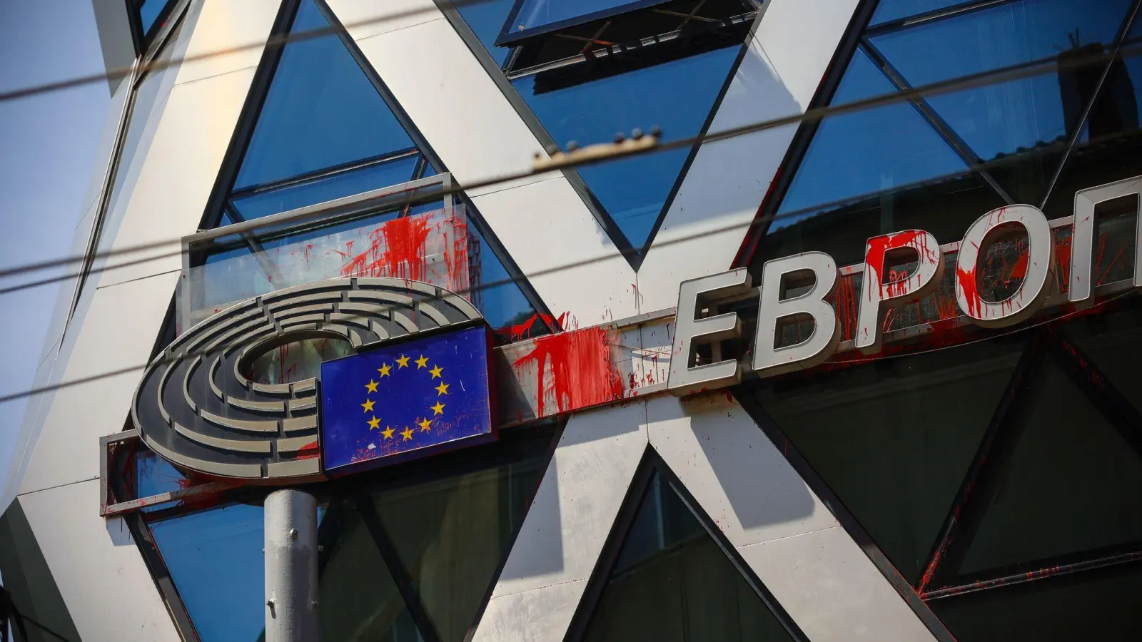Spuren roter Farbbeutel am Gebäude von EU-Parlament und EU-Kommission in Sofia - Urheber waren prorussische Demonstranten.  (Foto: Valentina Petrova/AP/dpa)