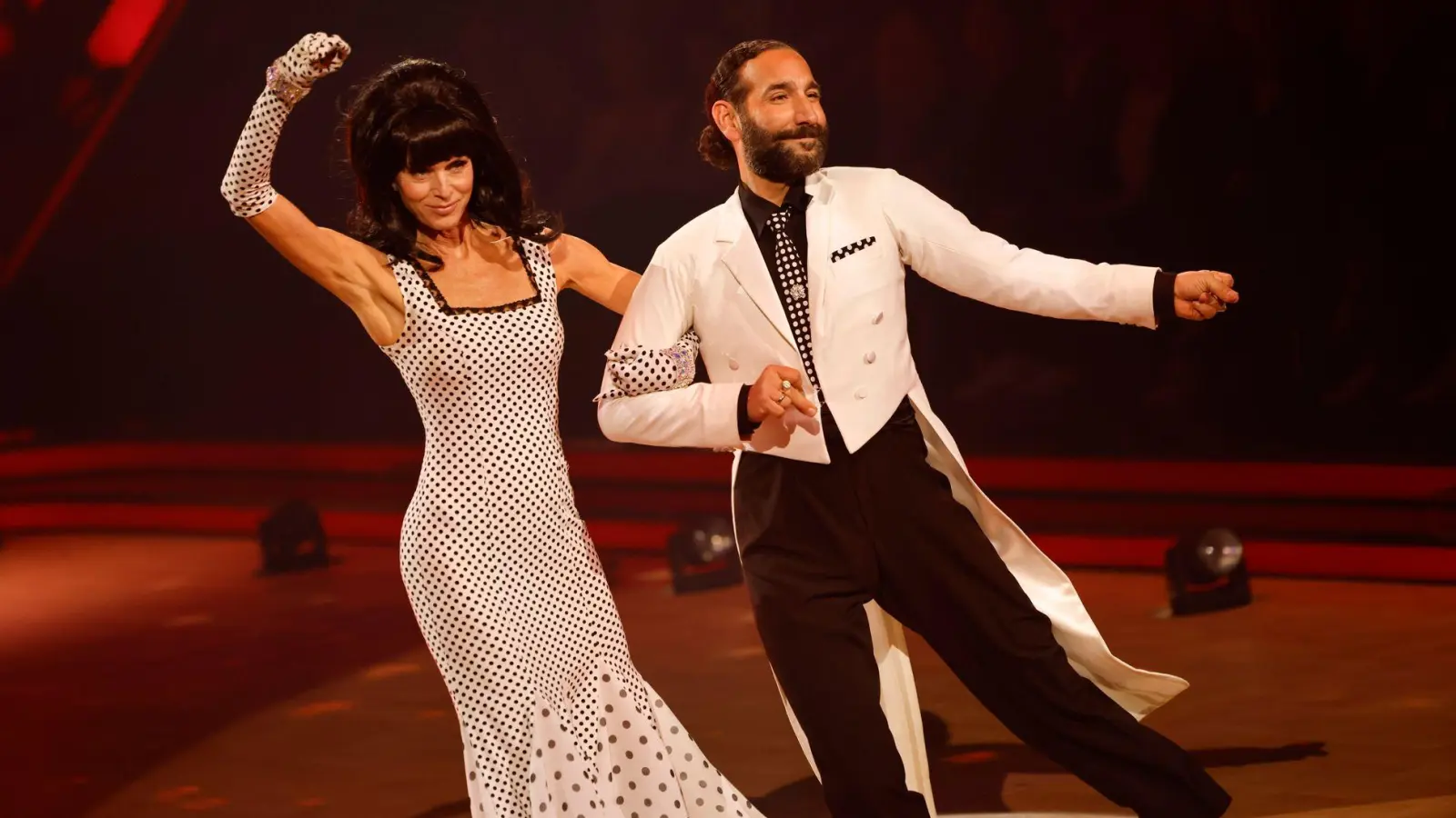 Aus gesundheitlichen Gründen ist Esther Schweins (l.) vorzeitig raus aus der Show. (Archivbild)  (Foto: Thomas Banneyer/dpa)
