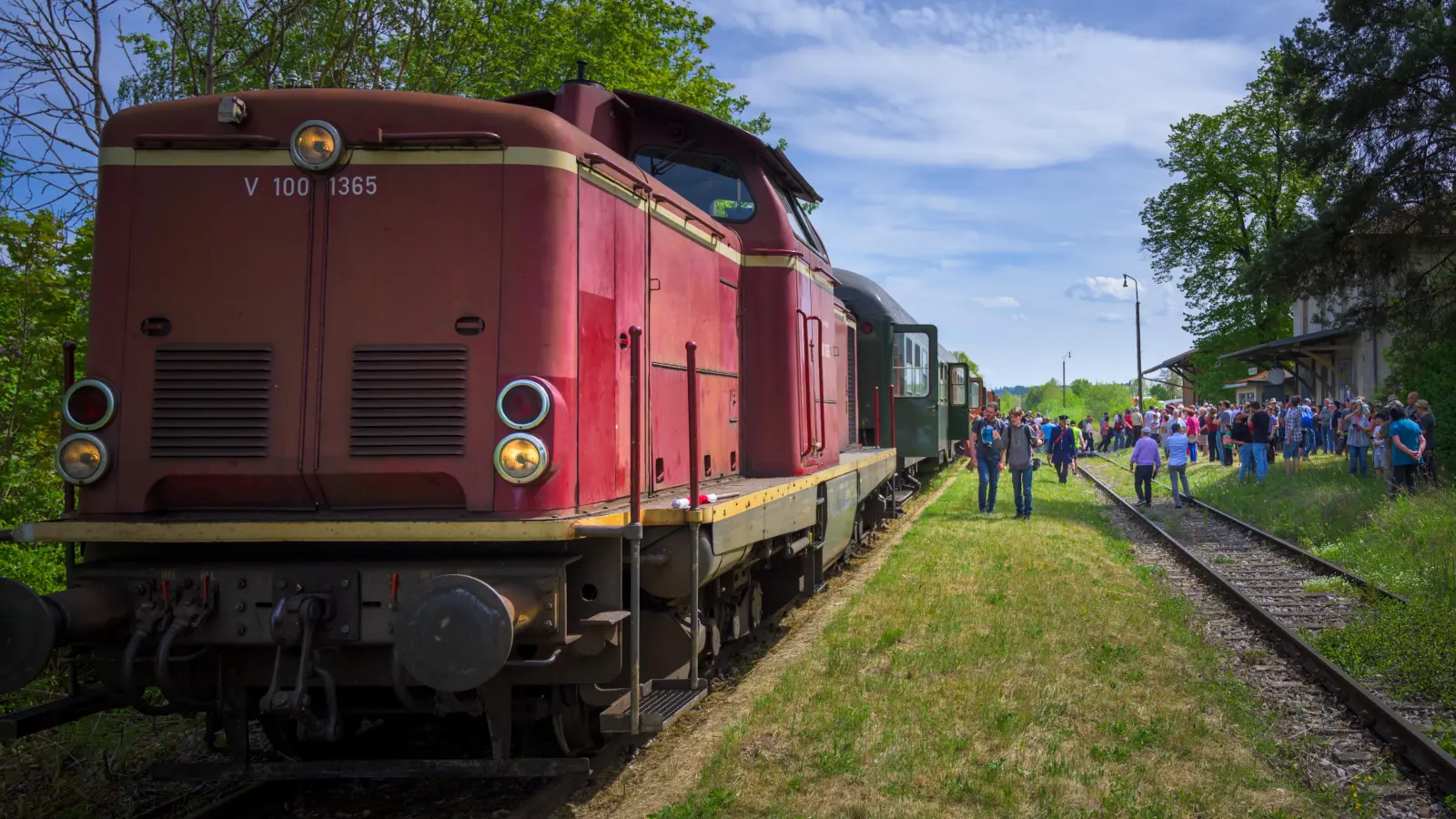Mehr als hundert Personen warteten am Bahnhof Wilburgstetten, als der historische Sonderzug aus Nördlingen einrollte. Die weinrote Lok aus den 1960er-Jahren stellte das Bayerische Eisenbahnmuseum bereit. (Foto: René Chlopotowski)