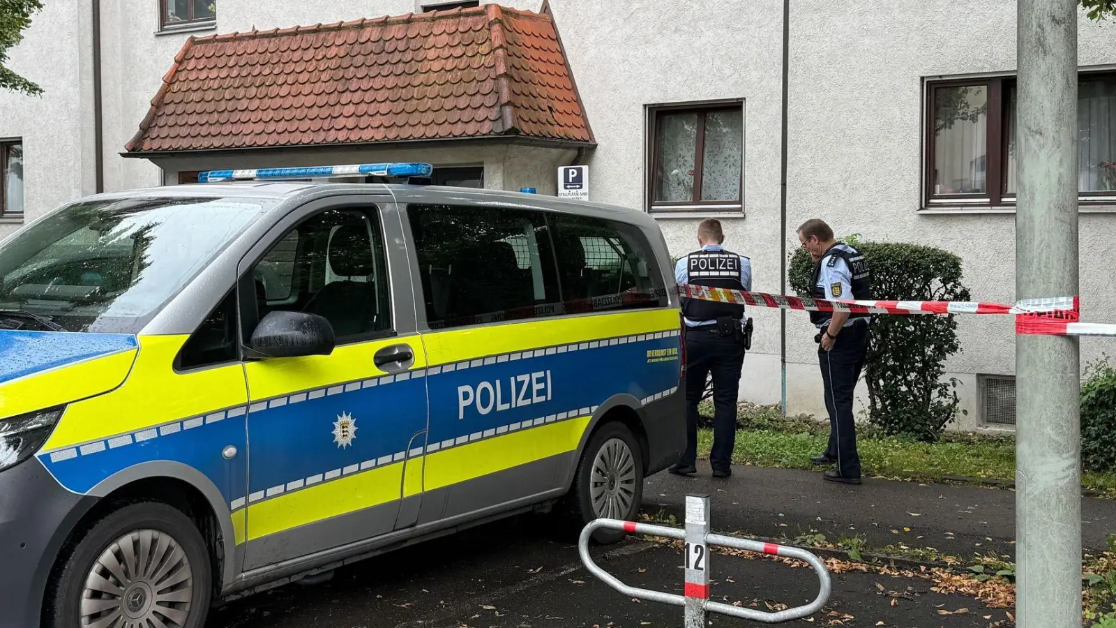 Polizisten sind im Einsatz (Foto: Nico Pointner/dpa)