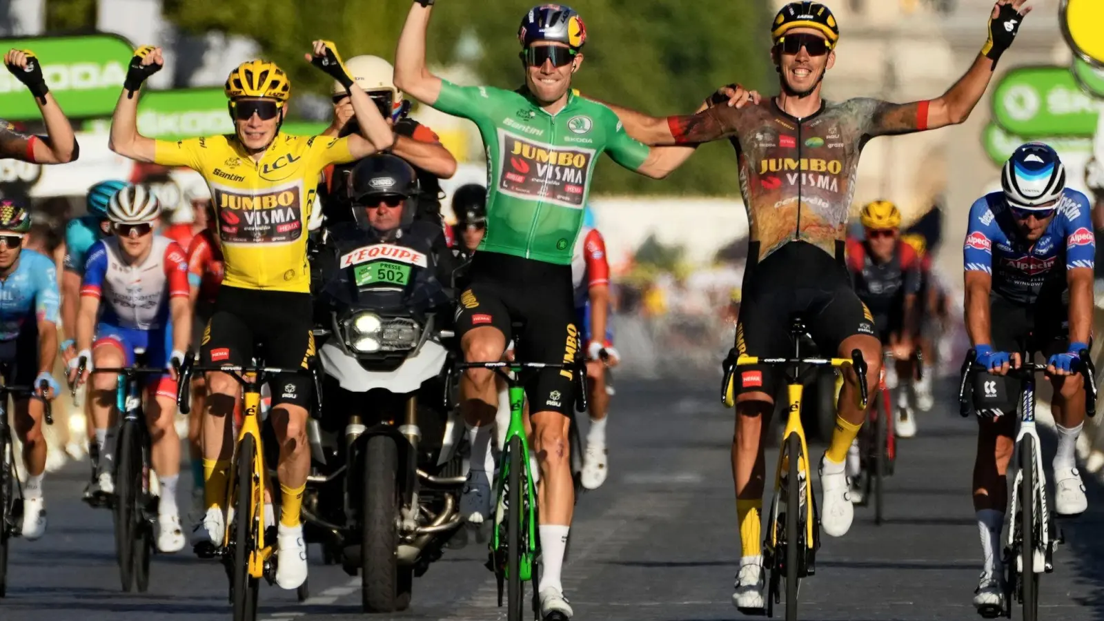 Die Tour de France könnte dank des jungen Fahrerfeld weiter spannend bleiben. (Foto: Thibault Camus/AP/dpa)
