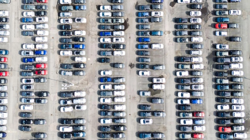 Chinesische Hersteller drängen auf den europäischen Markt. Für Volkswagen stellt sich die Frage, wie die Auslastung der Werke langfristig gesichert werden kann. (Symbolbild) (Foto: Julian Stratenschulte/dpa)