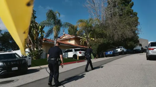 Die Polizei sperrt im Nobelviertel Beverly Crest in LOsa Angeles ein Haus ab, nachdem drei Frauen in einem Auto von Unbekannten getötet worden. (Foto: Richard Vogel/AP/dpa)
