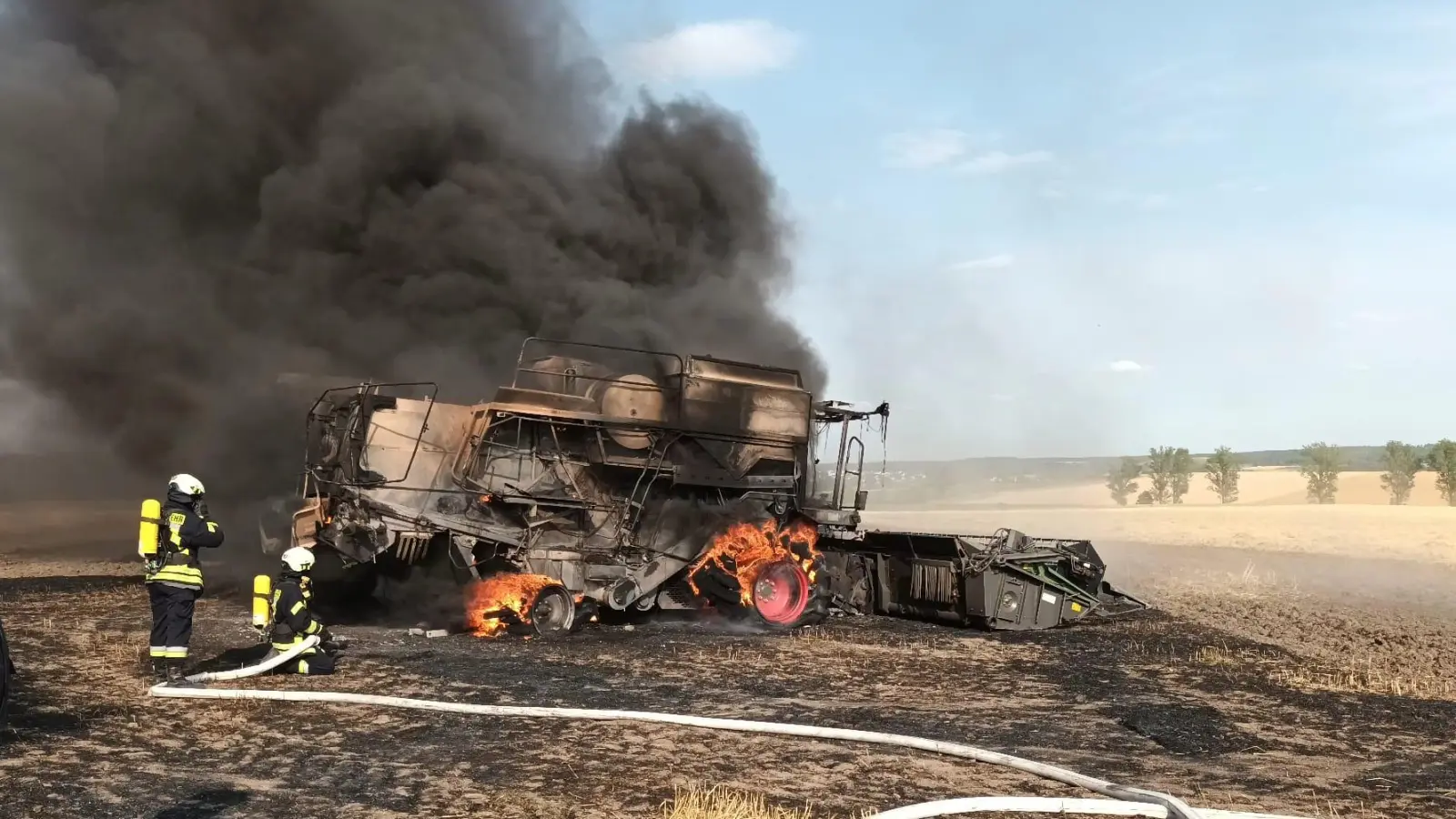 Wie hier bei Altheim im Landkreis Neustadt/Aisch-Bad Windsheim brennen derzeit vielerorts Landwirtschaftsmaschinen - und die Felder darum. (Foto: Dieter Popp)