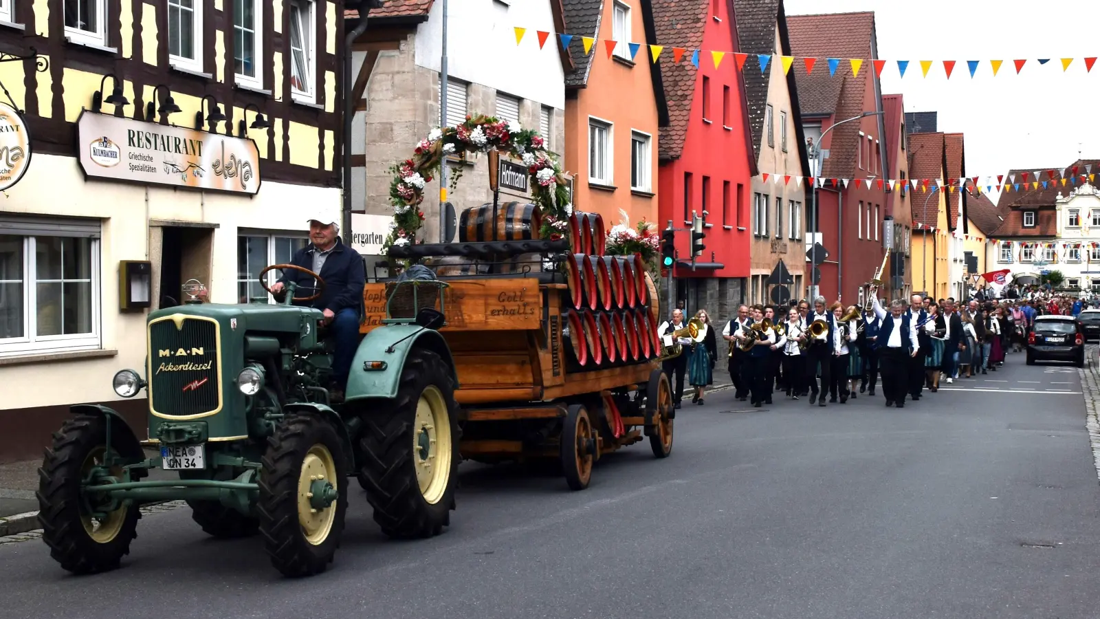 Der Kirchweihumzug zählt zu den Highlights der Pfingstkärwa in Wilhermsdorf.  (Foto: Gudrun Schwarz-Köhler)