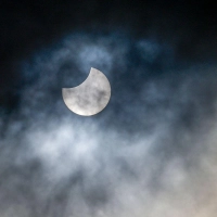 Am 12. August schiebt sich der Mond über Deutschland teilweise vor die Sonne. In Rothenburg können Neugierige die Teilsonnenfinsternis gemeinsam beobachten. (Foto: Axel Heimken/dpa/dpa-tmn)