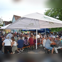 Rappelvoll war es auf dem Feuchtwanger „Scheireplatz“ wo zahlreiche Besucherinnen und Besucher drei Tage lang die „Feuchtwanger Bierkultur“ ausgelassen feierten. (Foto: Erich Herrmann)
