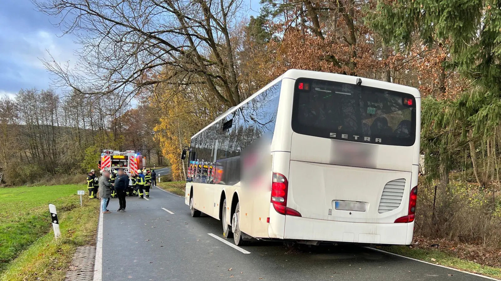 Ein verunglückter Schulbus auf einer Straße im Landkreis Fürth. Bei dem Unfall wurden mehrere Schülerinnen und Schüler verletzt. (Foto: Haubner/vifogra/dpa)