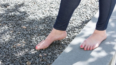 Auch wenn es unter den Sohlen etwas piekst: Barfuß zu laufen tut der Fußmuskulatur gut. (Foto: Christin Klose/dpa-tmn)