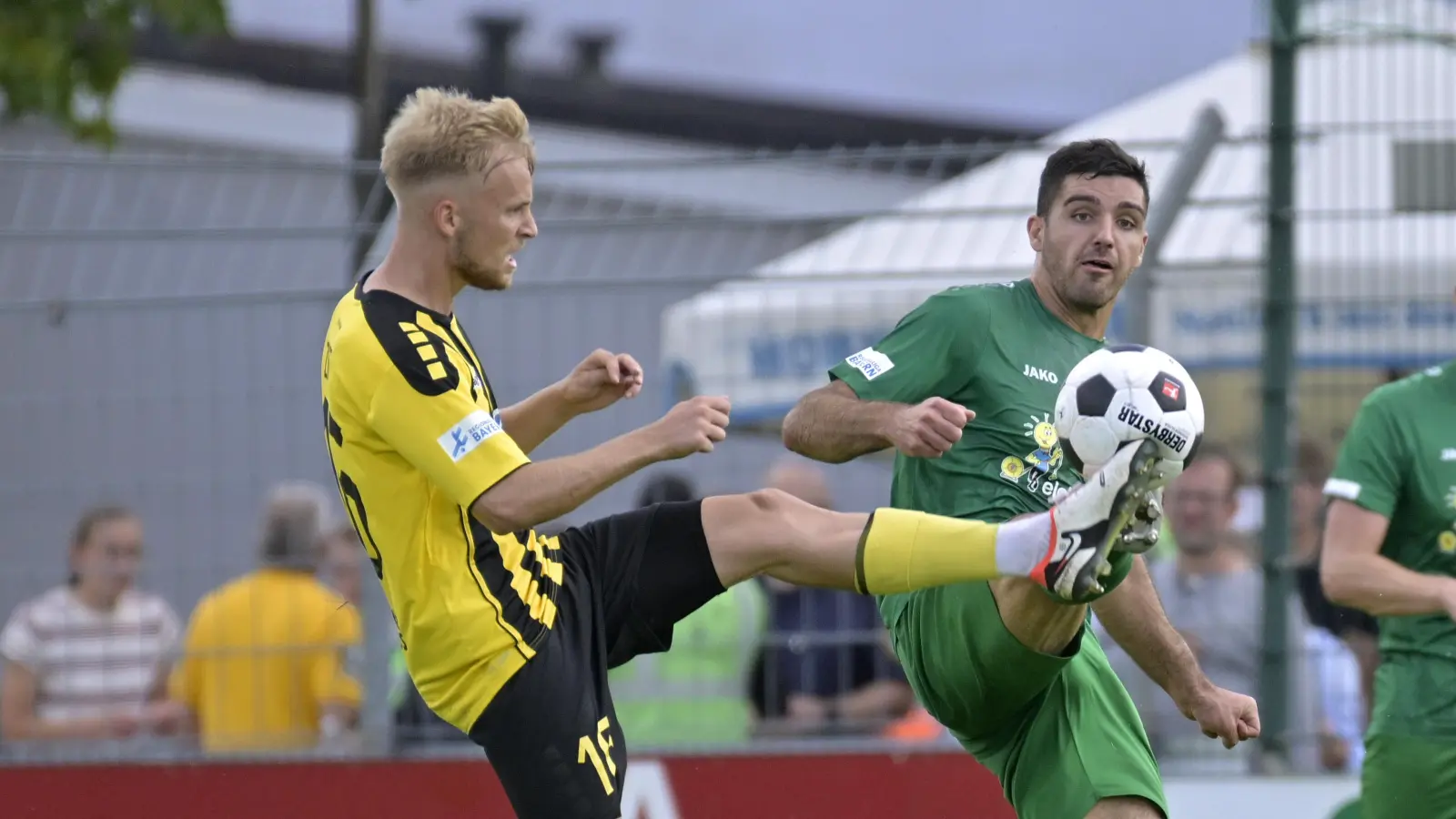 Auch das noch: Michael Kleinschrodt (rechts vorne, hier mit dem Bayreuther Marco Zietsch) zog sich beim Pokalaus eine Schulterverletzung zu. (Foto: Martin Rügner)