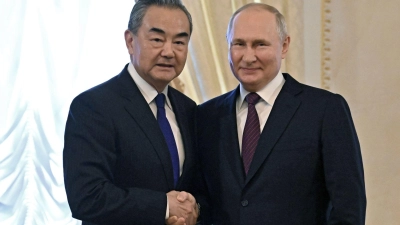 Wladimir Putin und empfängt Chinas Außenminister Wang Yi im Konstantin-Palast in St. Petersburg. (Foto: Kristina Kormilitsyna/Pool Sputnik Kremlin/AP/dpa)