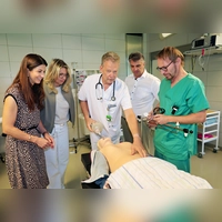 „Resusci Anne“ im Einsatz: Bei der Spendenübergabe nahmen Mediroth-Vorsitzende Michaela Ebner (links) Pflegedirektorin Sandra Henneck, ärztlicher Direktor und Anästhesie-Chefarzt Dr. Mathias Kilian, kaufmännischer Direktor Frank Reza und ACLS-Instructor Andree Neumeister die Funktionen der neuen Reanimationspuppe genau unter die Lupe. (Foto: Zeynel Dönmez)