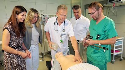„Resusci Anne“ im Einsatz: Bei der Spendenübergabe nahmen Mediroth-Vorsitzende Michaela Ebner (links) Pflegedirektorin Sandra Henneck, ärztlicher Direktor und Anästhesie-Chefarzt Dr. Mathias Kilian, kaufmännischer Direktor Frank Reza und ACLS-Instructor Andree Neumeister die Funktionen der neuen Reanimationspuppe genau unter die Lupe. (Foto: Zeynel Dönmez)