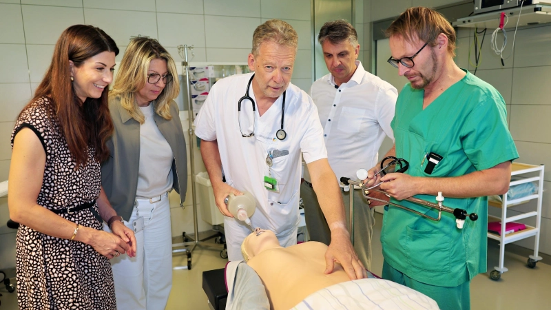 „Resusci Anne“ im Einsatz: Bei der Spendenübergabe nahmen Mediroth-Vorsitzende Michaela Ebner (links) Pflegedirektorin Sandra Henneck, ärztlicher Direktor und Anästhesie-Chefarzt Dr. Mathias Kilian, kaufmännischer Direktor Frank Reza und ACLS-Instructor Andree Neumeister die Funktionen der neuen Reanimationspuppe genau unter die Lupe. (Foto: Zeynel Dönmez)